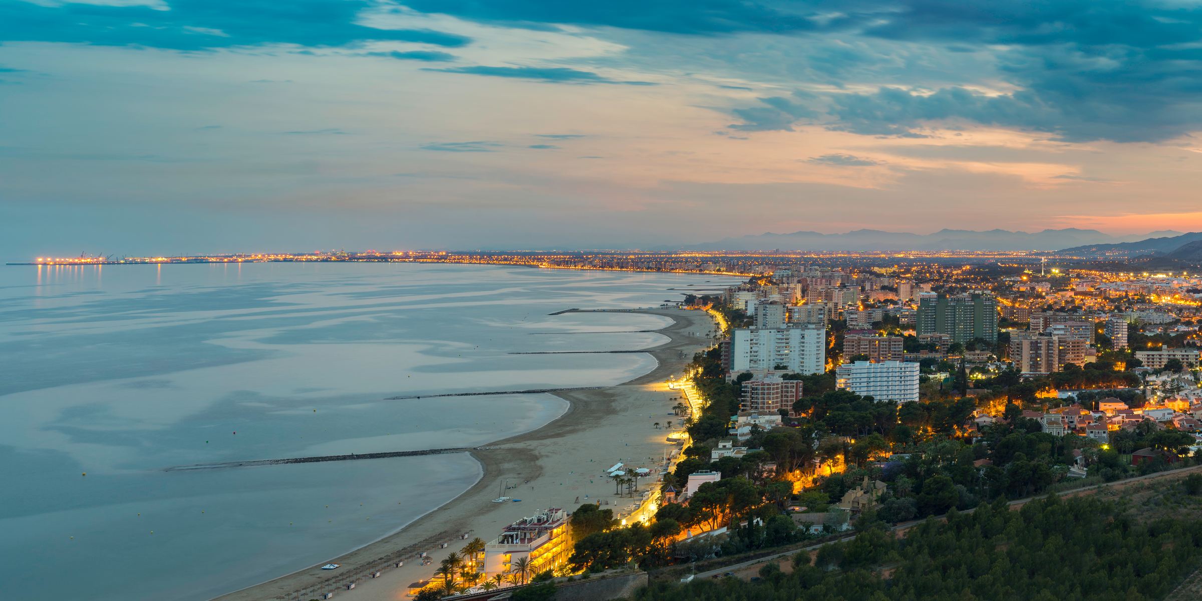 Vista aérea al atardecer de la costa y el litoral urbano de Castellón y su provincia.